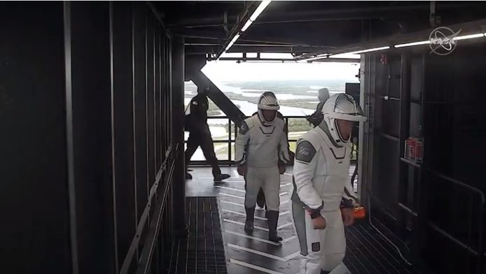 Astronauten Douglas Hurley en Robert Behnken na het verlaten van de Crew Dragon.