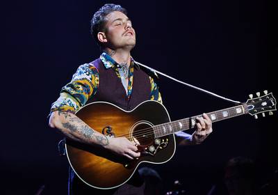 Domien gaat uit de kleren, Douwe Bob houdt uitvaart in eigen tuin