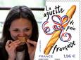 Een jurylid ruikt een stokbrood tijdens 'de competitie beste stokbrood van Parijs'. / De postzegel van La Poste