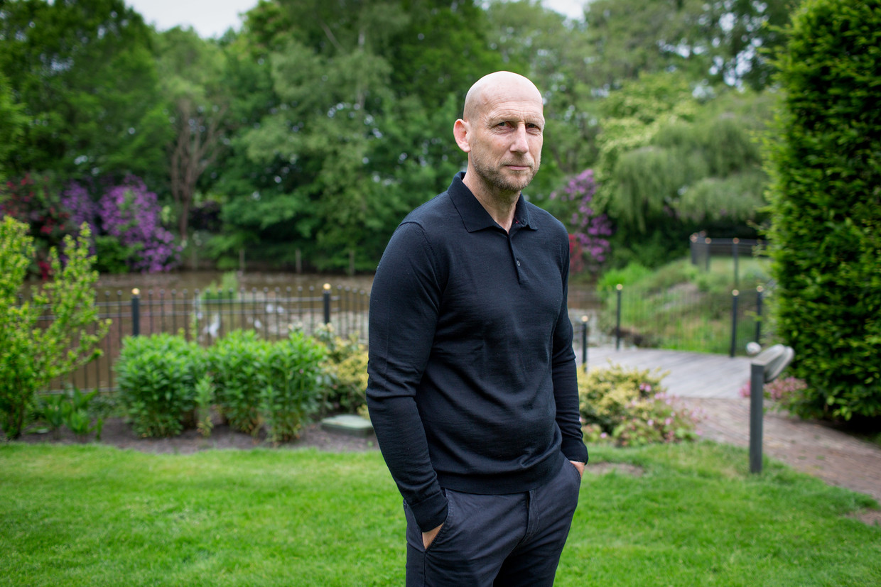 Jaap Stam in zijn tuin in het buitengebied van Dalfsen.