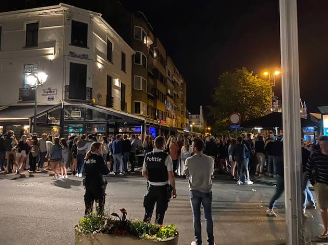 Beelden tonen hoe honderden (vooral Nederlandse) jongeren samentroepen in Knokke-Heist: politie vraagt bijstand van omliggende korpsen om uitgaansbuurt te ontruimen