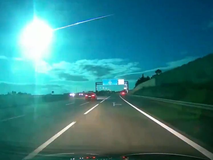 Meteoor kleurt nachtelijke hemel boven Portugal en Spanje
