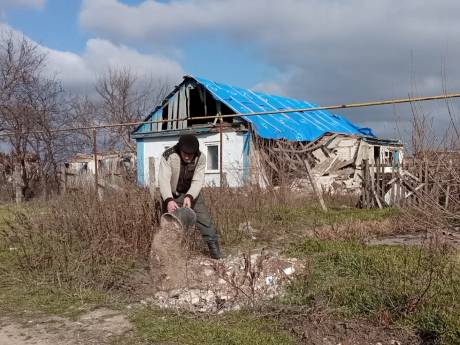 Puinruimen en daken dichten: inwoners kapotgeschoten dorp proberen draad weer op te pakken