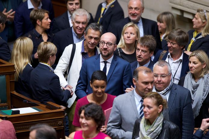 Face au cumul de "petites" affaires, le statut de leader et l'expérience de Charles Michel ont été remis en question notamment par la presse flamande.