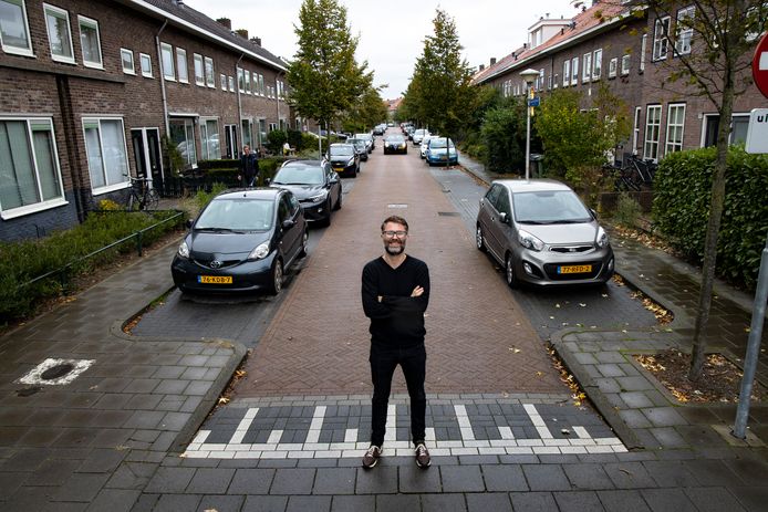 Niels Guns in 'zijn' Pioenroosstraat.