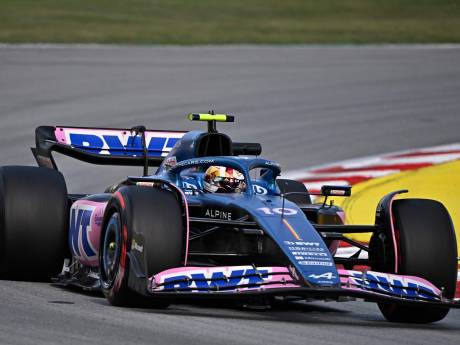 Pierre Gasly rijdt Max Verstappen in de wielen en wordt teruggezet