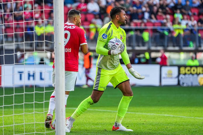 Doelman Warner Hahn was één van de weinigen bij Go Ahead Eagles die tegen AZ zijn niveau haalde.