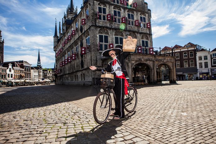 Sander Oomens, bezorgt het Mexicaanse eten van Casa Chow in Gouda.