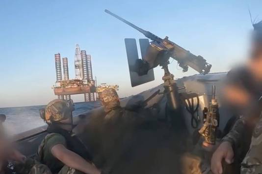 Oekraïense special forces die één van de boorplatformen op de Zwarte Zee naderen die ze in augustus heroverden op Rusland.