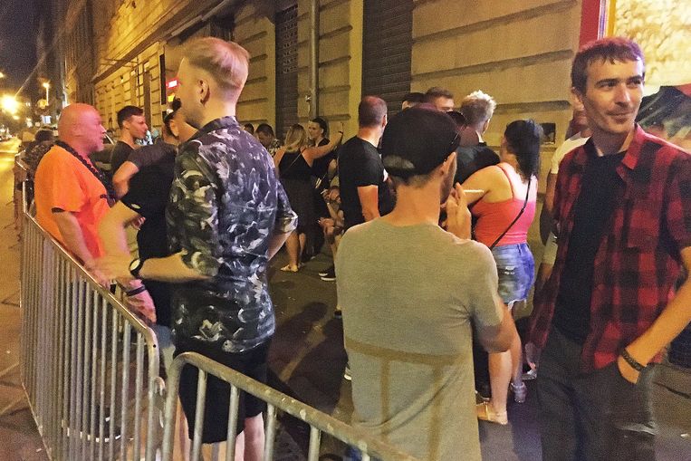 Buiten gayclub Alterego in Boedapest. ‘Orbán wil uiteindelijk homoseksualiteit verbannen.’ Beeld 