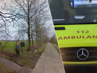 Jonge student lag 45 minuten roerloos op landweg na ongeval met speedpede­lec: “Ziekenwa­gen was bezet” 