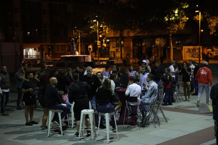 Horeca-ondernemers en hun personeel zijn vrijdagnacht naar het Stadhuisplein getogen voor een ludiek protest tegen de coronaregels en de Eindhovense manier van handhaven daarvan: 'de maat is vol'.