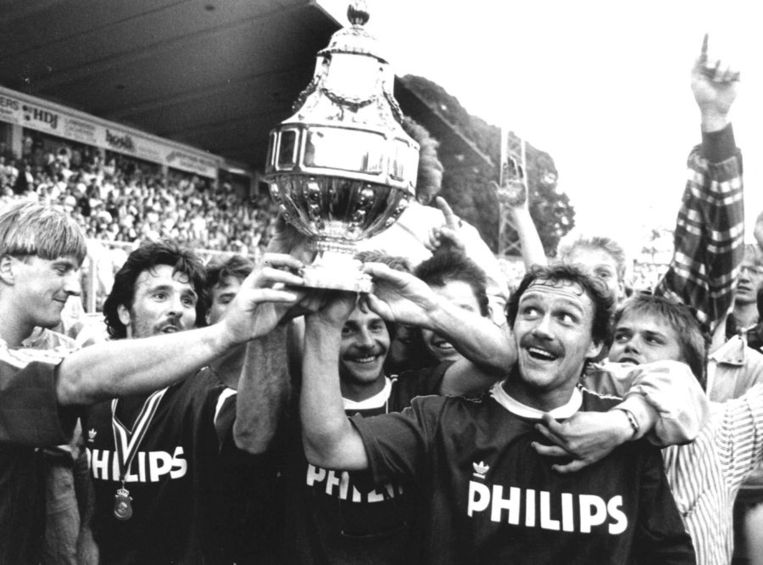 Jan Heintze, hier naast Berry van Aerle (rechts) en Wim Kieft en Eric Gerets, na het winnen van de KNVB-beker in 1988, het jaar dat PSV ook de Europa Cup 1 won.  Beeld anp