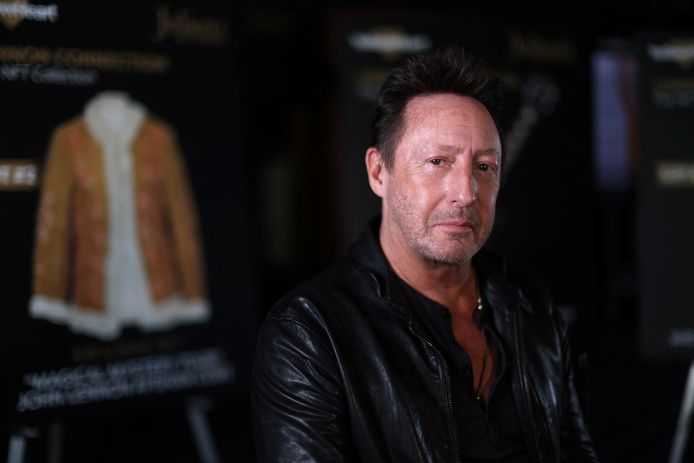 Julian Lennon met op de achtergrond een van de items die hij gaat veilen