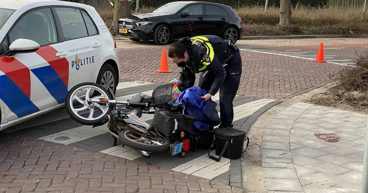 Ernstig ongeluk in Nijkerk: snorfietser zwaargewond na botsing met bestelbus.