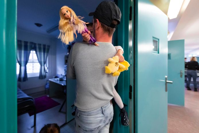Een knuffel van papa die in de gevangenis zit, is voorlopig nog niet mogelijk.