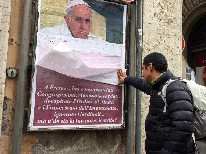 Posters met kritiek op paus Franciscus duiken op in Rome