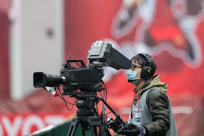 Ook de cameraman draagt een masker bij het AFC Champions League-duel tussen Shanghai SIPG en Buriram United.