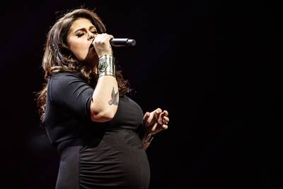 Roxeanne Hazes krijgt babybilletjes cadeau en Barbie mist zoontje