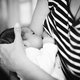 Vrouw geeft borstvoeding aan 14 kinderen