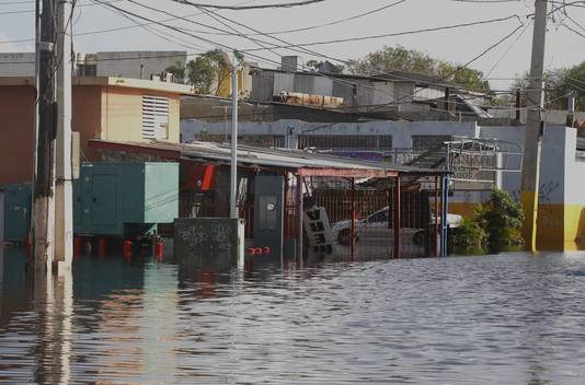 Een straat in San Juan, Puerto Rico, staat daags na orkaan Maria onder water.