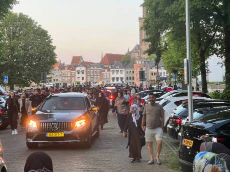 Na claim van Erdogan: honderden Turken toeterend de straat op in Apeldoorn en Deventer