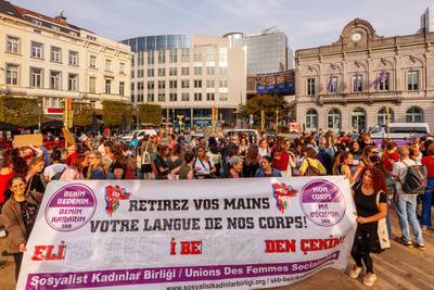 “De plus en plus de pays le bafouent”: plus d’une centaine de femmes revendiquent le droit à l’IVG place du Luxembourg