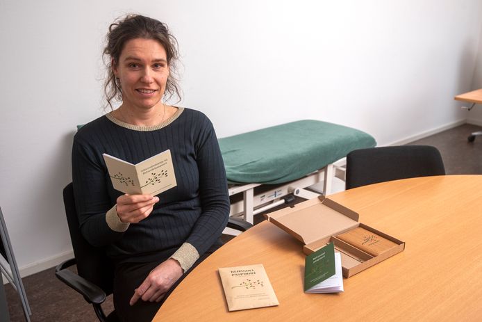 Ouderendokter Ester Bertholet met haar Behandelpaspoort. ,,De coronacrisis heeft laten zien dat het heel belangrijk is om op tijd kenbaar te maken wat je wel en niet wilt.”