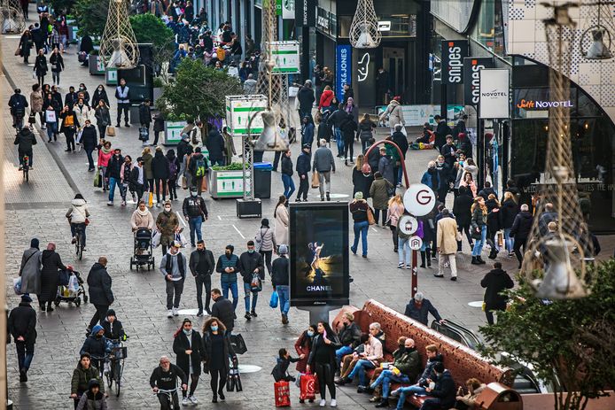 Een zaterdagmiddag in het Haagse centrum betekent veel voetgangers en fietsers in de Grote Marktstraat.