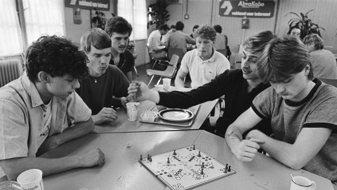 Op donkere winteravonden werden spellen uit de kast gehaald: Mens-erger-je niet! en ‘dat stomme pimpampet’