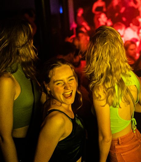 Spannend tweede uitgaansweekend: lange rijen voor teststraten, horeca belooft beter te controleren