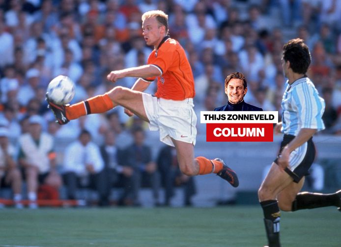 Dennis Bergkamp in de kwartfinale van het WK 1998 op weg naar zijn winnende 2-1 tegen Argentinië.