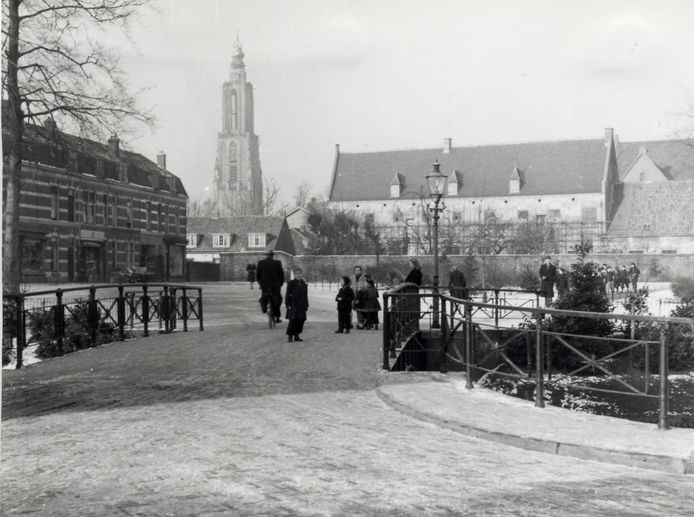 Deze ijzeren brug tussen de Hendrik van Viandenstraat en de Kleine Haag werd ook wel ‘Haagbrugje’ genoemd. De winterse foto werd begin jaren 50 genomen.