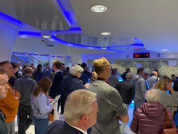 Even de tijd doden met de gsm in de wachtrij van de ticketverkoop voor de bekermatch