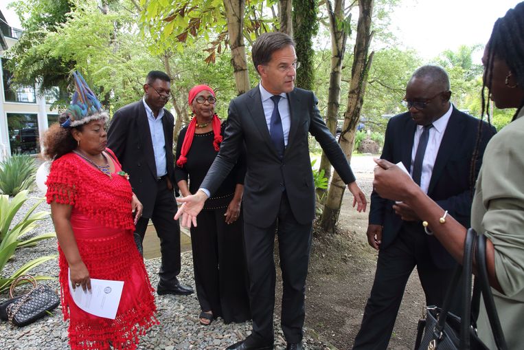 Premier Mark Rutte heeft een ontmoeting met leden van het Nationaal Comité een bezoek aan Suriname.  Beeld ANP /  ANP