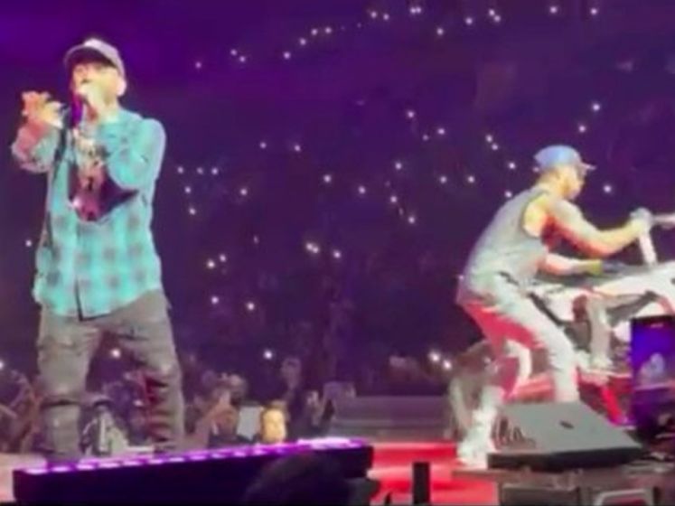 Un rappeur envoie sa moto sur le public lors de son concert à New York