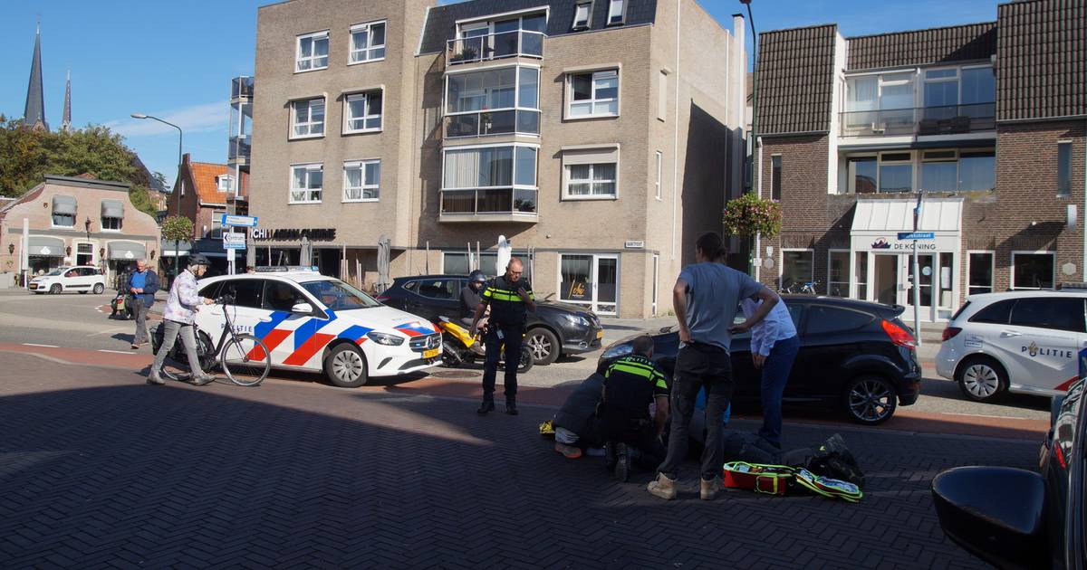 Jong meisje op fiets aangereden door auto, bestuurder is doorgereden.