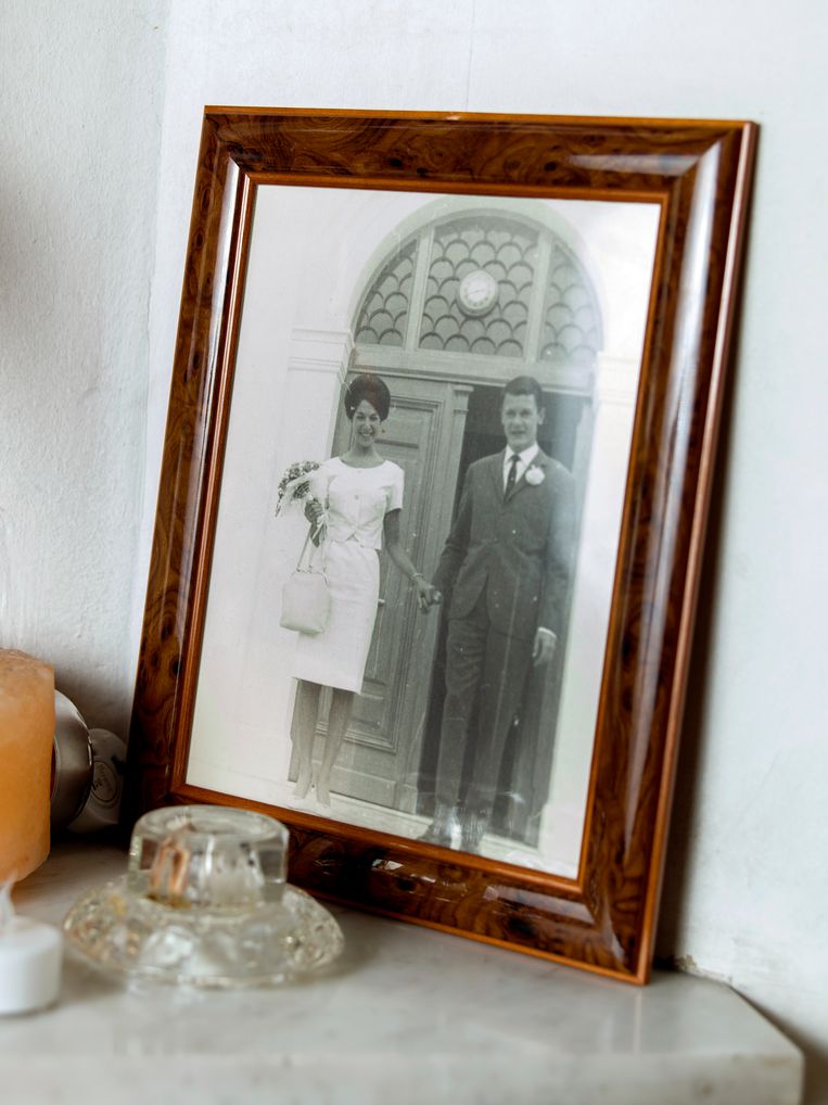 De huwelijksfoto van Ack en Barbara op de schouw in Den Haag. Beeld Eva Roefs