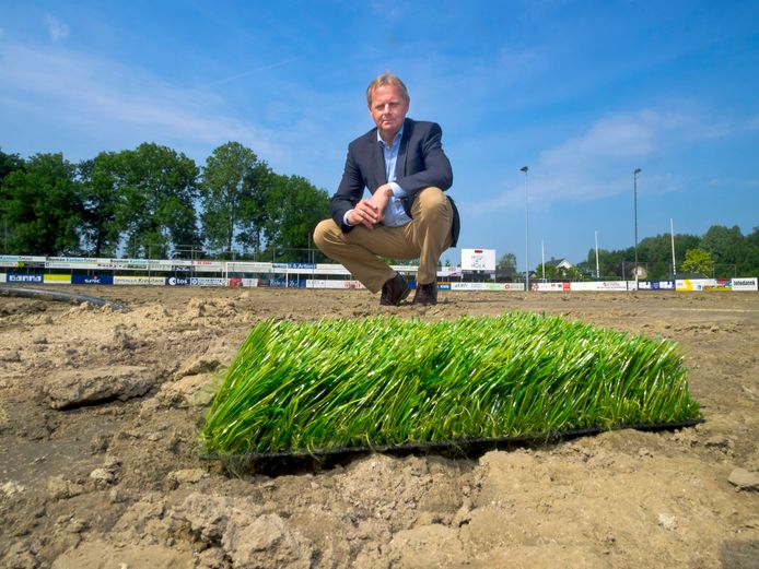 Ad van Langevelde, hier in 2016 vlak voor de aanleg van het kunstgrasveld, fungeert de komende tijd als interim-voorzitter van HSV Hoek.
