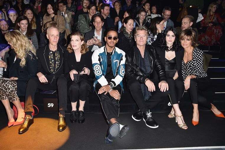 Lewis Hamilton bij de Dolce & Gabbana show tijdens de Milaanse modeweek . Beeld Getty Images for Dolce & Gabbana