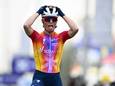 Demi Vollering soleert overtuigend naar winst Dwars door Vlaanderen