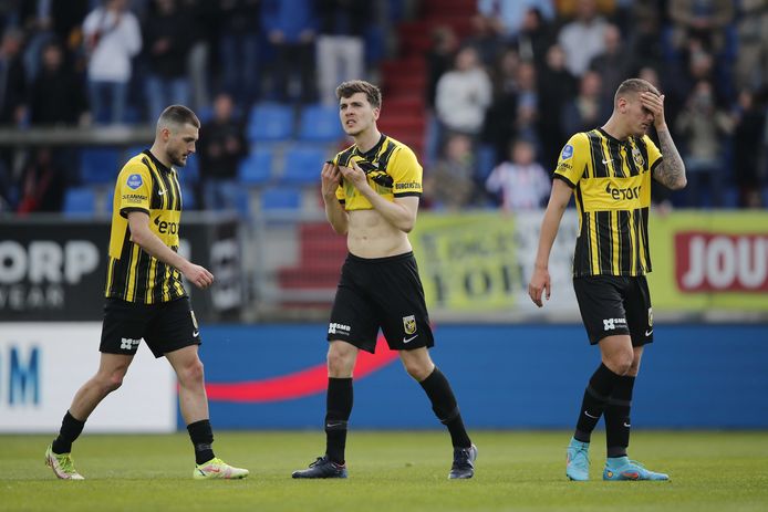 Matus Bero (l) en Jacob Rasmussen (m) ontbreken zondag bij Vitesse.