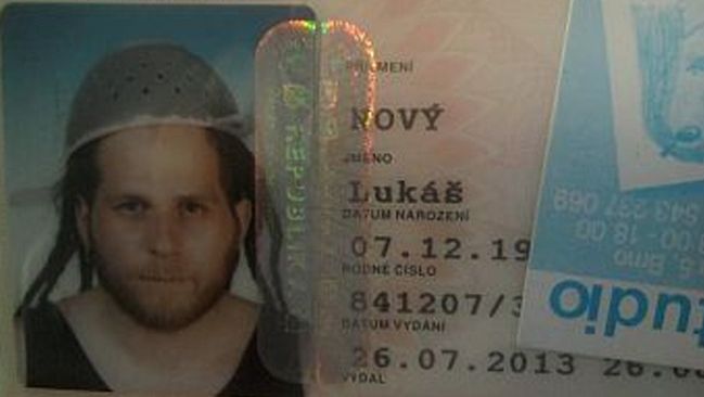 Vermelden humor Grote waanidee Tsjech mag vanwege religie vergiet op hoofd op paspoortfoto | Bizar | hln.be