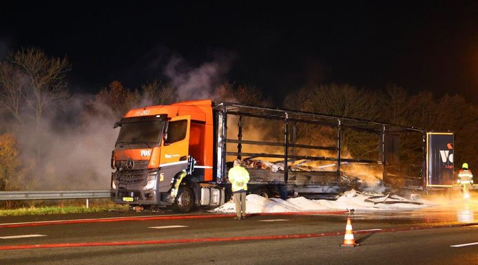 Het ernstige ongeluk vond plaats nadat op de andere weghelft eerst een vrachtwagen in brand vloog.