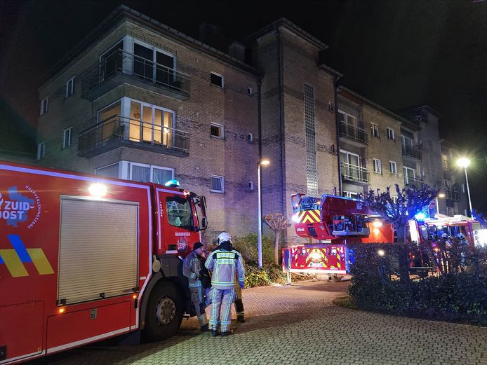 Het appartement liep zware schade op door de brand.