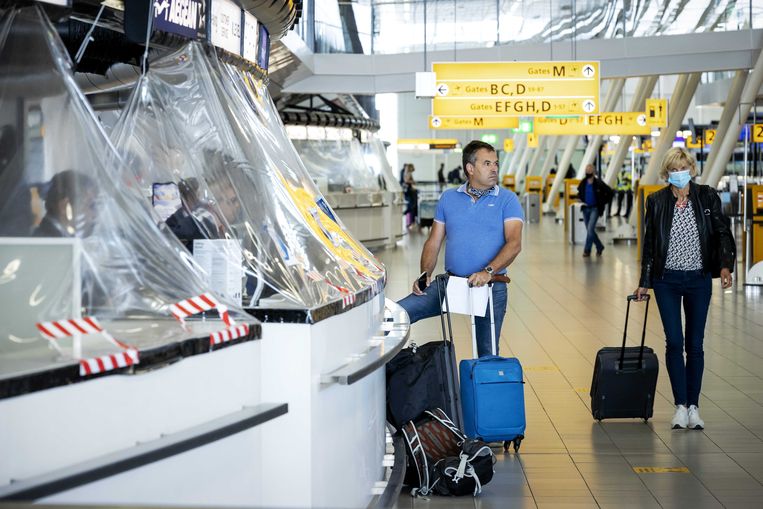 Het aantal passagiers en vluchten op Schiphol bedraagt door alle coronamaatregelen voorlopig nog slechts een fractie van de normale hoeveelheid.  Beeld ANP, Robin van Lonkhuijsen