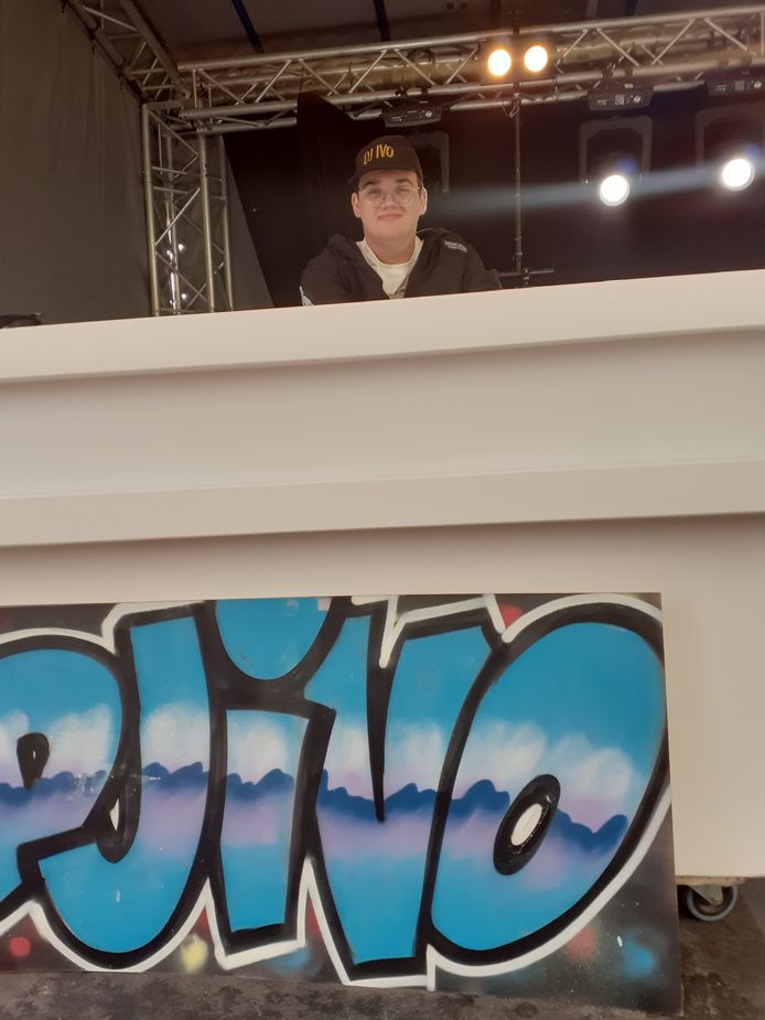 DJ Ivo draait zijn setje muziek op Aktiepop.