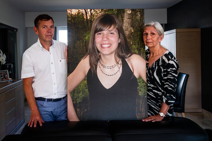 Dirk De Wilde en Katrien Van Steen, met een portret van hun jongste dochter Marijke