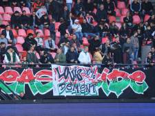 ‘Louis 100 procent dement’, NEC-fans halen uit naar Van Gaal met spandoek