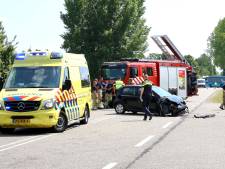 Botsing tussen twee auto’s bij Rutten: vrouw naar het ziekenhuis